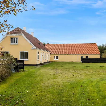 Large Pool House With Activity Located In Peaceful Surroundings Semesterbostad