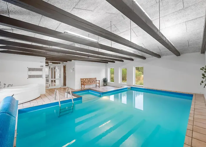 Large Pool House With Activity Located In Peaceful Surroundings בית נופש Frostrup