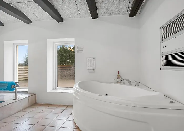 בית נופש Large Pool House With Activity Located In Peaceful Surroundings Frostrup