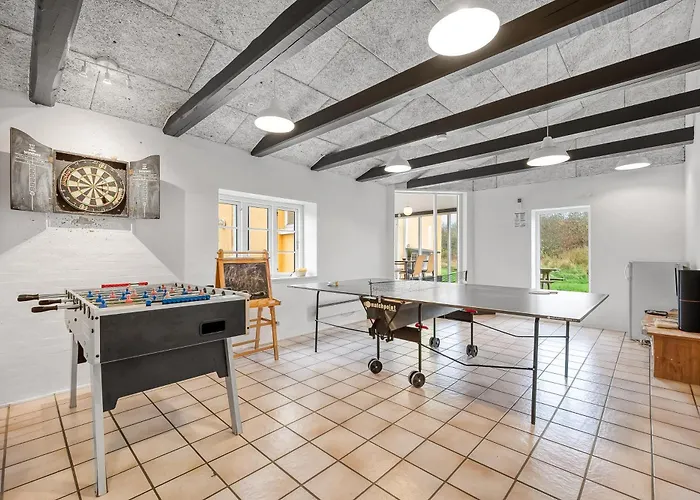 Large Pool House With Activity Located In Peaceful Surroundings בית נופש Frostrup