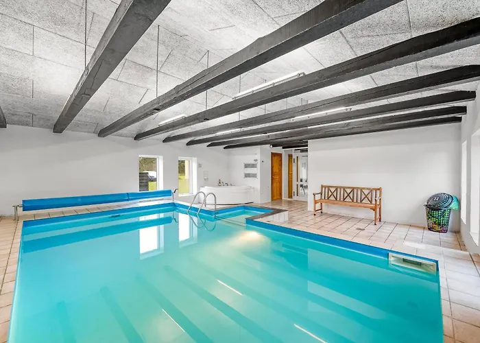Large Pool House With Activity Located In Peaceful Surroundings בית נופש