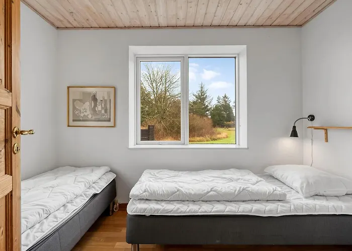 בית נופש Large Pool House With Activity Located In Peaceful Surroundings