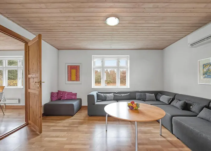 בית נופש Large Pool House With Activity Located In Peaceful Surroundings *